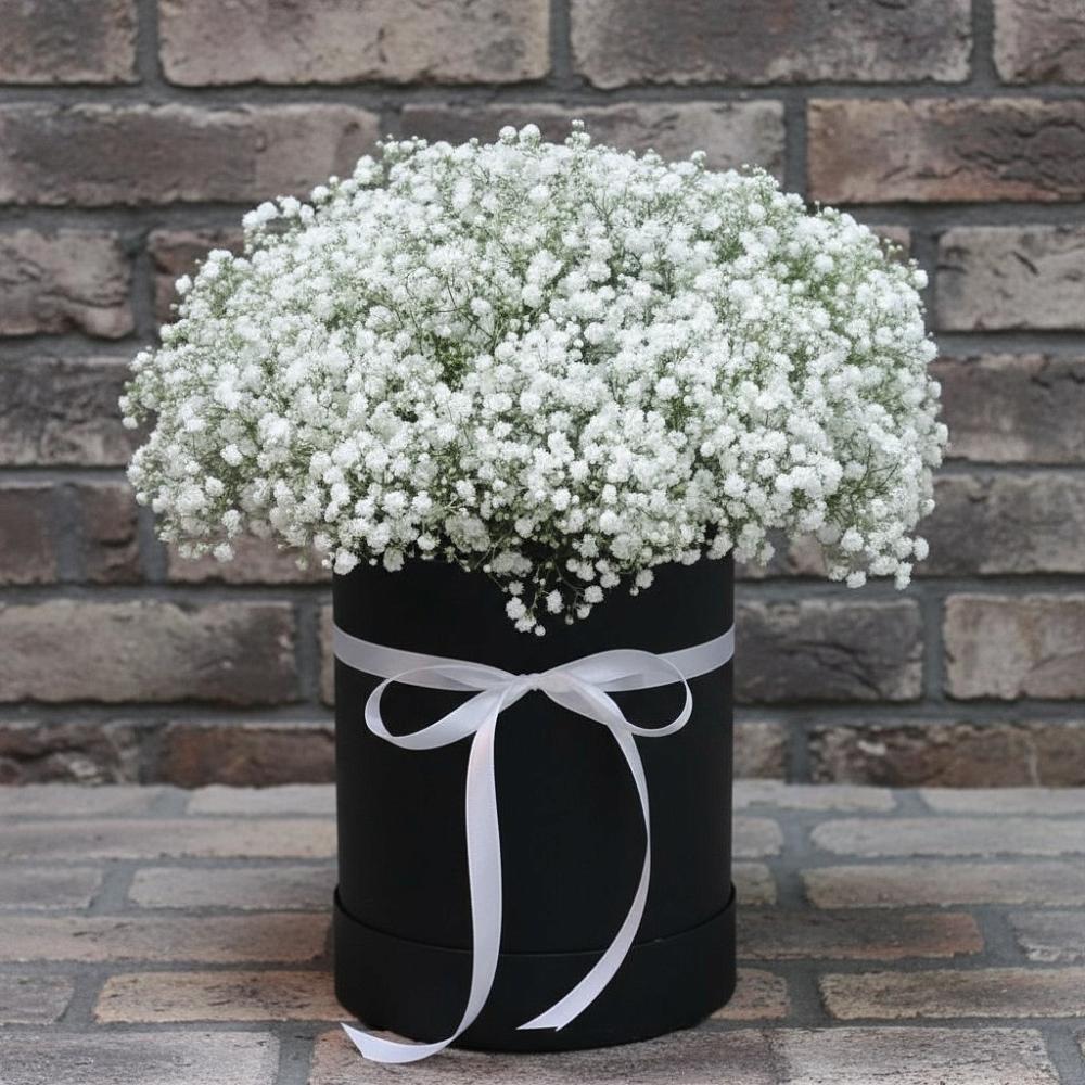 Цветочная композиция из Гипсофила в шляпной коробке в Приупский