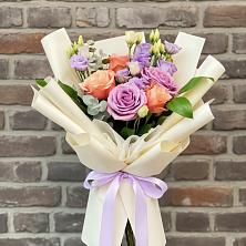 Букет цветов из:  Лизиантусы и Розы в Приупский