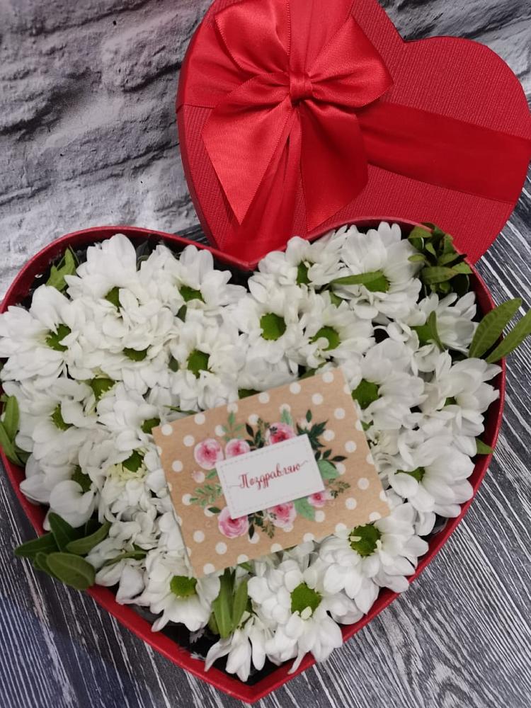 Цветочная композиция из Хризантемы в виде сердца в Приупский