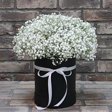 Цветочная композиция из Гипсофила в шляпной коробке в Приупский