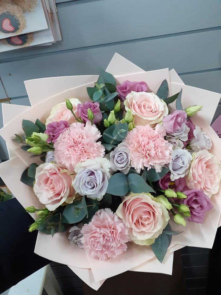 Букет цветов из: Розы, Гвоздики и Лизиантусы в Приупский